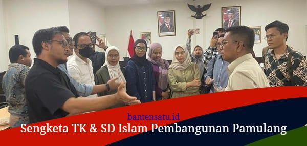Gubernur Banten Andra Soni duduk bersama berdialog dengan barisan ibu-ibu perwakilan wali murid SD Islam Pembangunan Pamulang di ruang rapat.