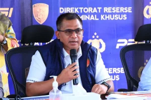 Dirreskrimsus Polda Banten Kombes Pol. Yudhis Wibisana didampingi jajaran memegang berkas tebal perkara korupsi perbankan saat rilis pers di hadapan media.