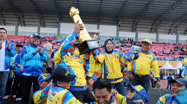 Momen perayaan Wali Kota Tangerang Sachrudin mengangkat piala bergilir juara umum POPDA XII Banten 2026.