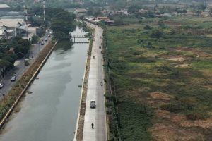Kondisi terkini arus lalu lintas yang lancar pasca-perbaikan jalan di kawasan Jalan Sisi Saluran Cisadane Barat, Periuk, Kota Tangerang.