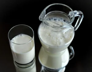 Ilustrasi botol berisi susu segar mentah (raw milk) yang belum melalui proses pemanasan pasteurisasi.